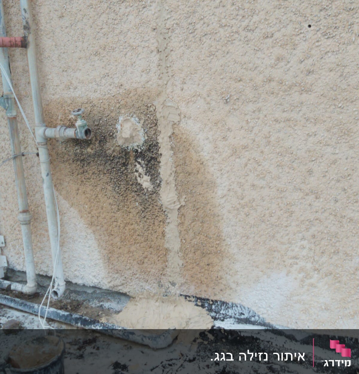 קיר עם איטום טיח סביב צינור מים